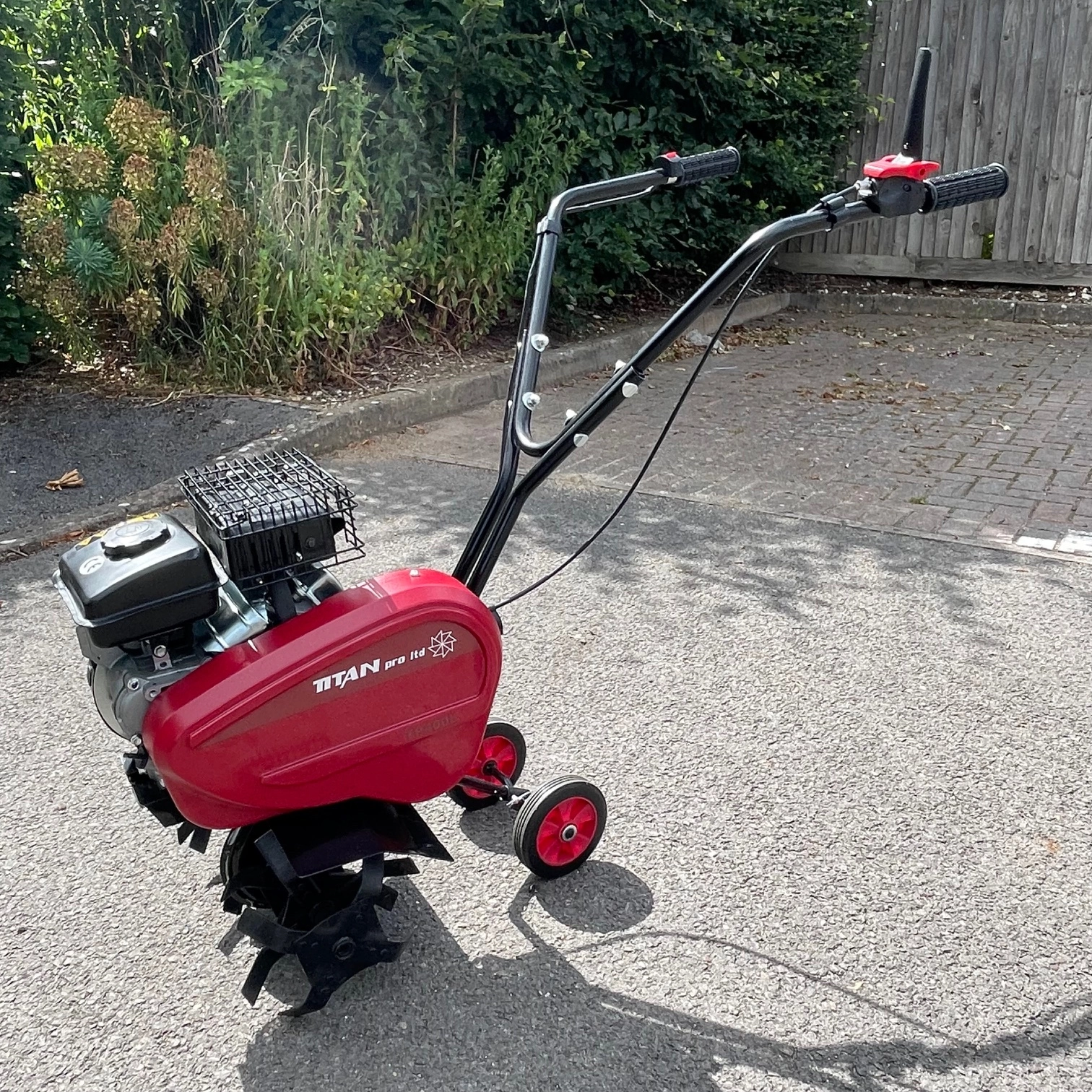 Order a Lightweight compact and a hard worker to boot - the TP400B/450 is the ideal accompaniment for your small gardens and allotments its size working wonders with flowerbeds and in those harder-to-reach areas.